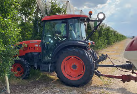 Tractor equipado con el equipo OnFruit 360 de Agerpix captador de imágenes para el aforo de cosecha, al mismo tiempo que realiza el tratamiento fitosanitario en plantación de manzano.