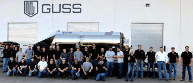 Plantilla de la empresa GUSS en sus instalaciones de Kinsburg (California, USA).